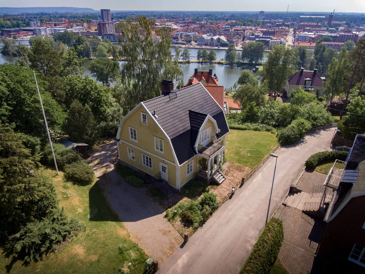 Översiktsbild av tak från drönare i Trollhättan
