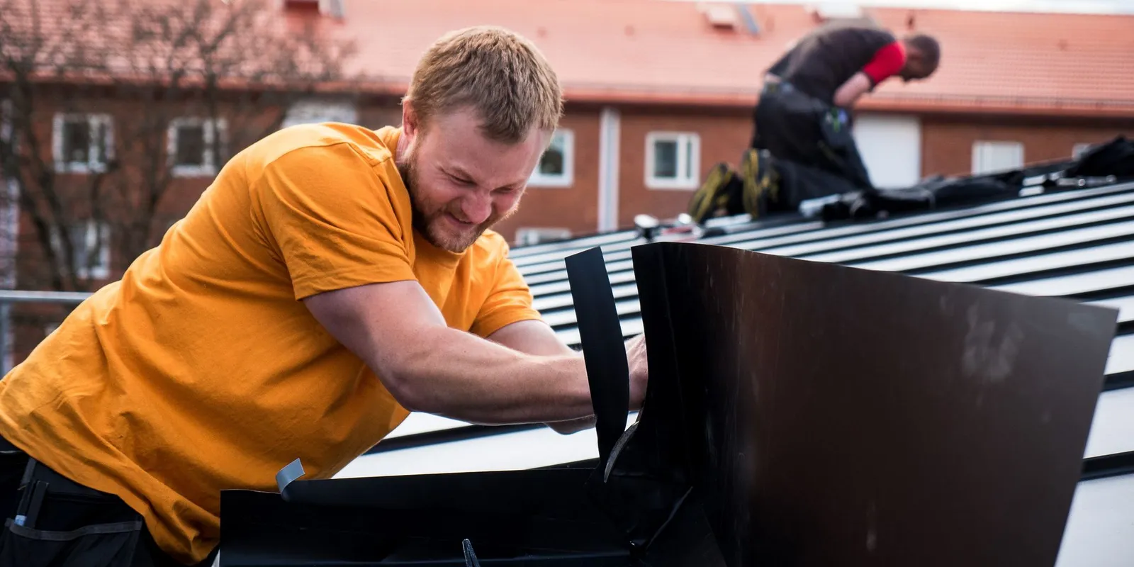 Plåtslagare klipper plåt