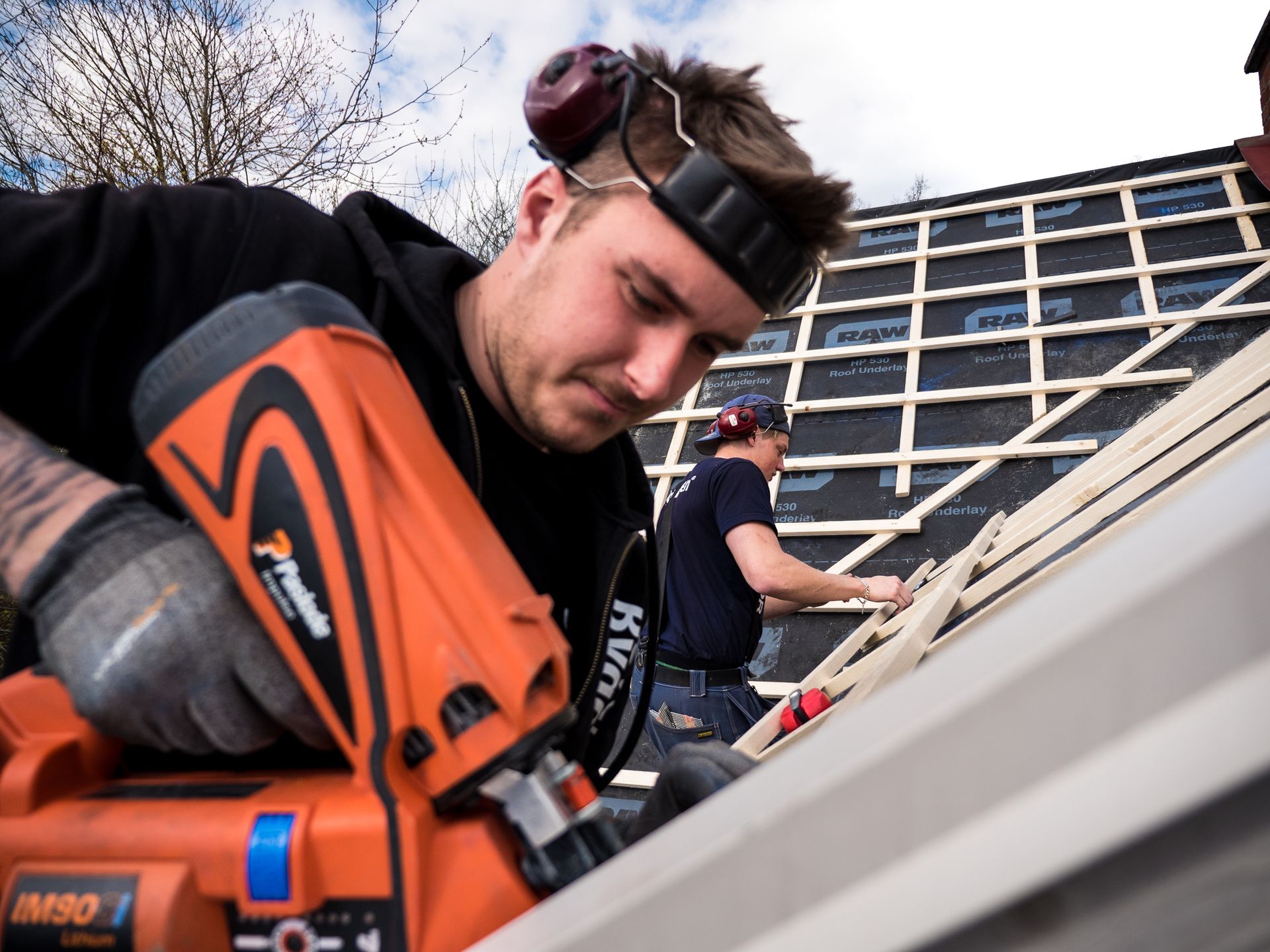 Takläggare arbetar med läkt i Uddevalla