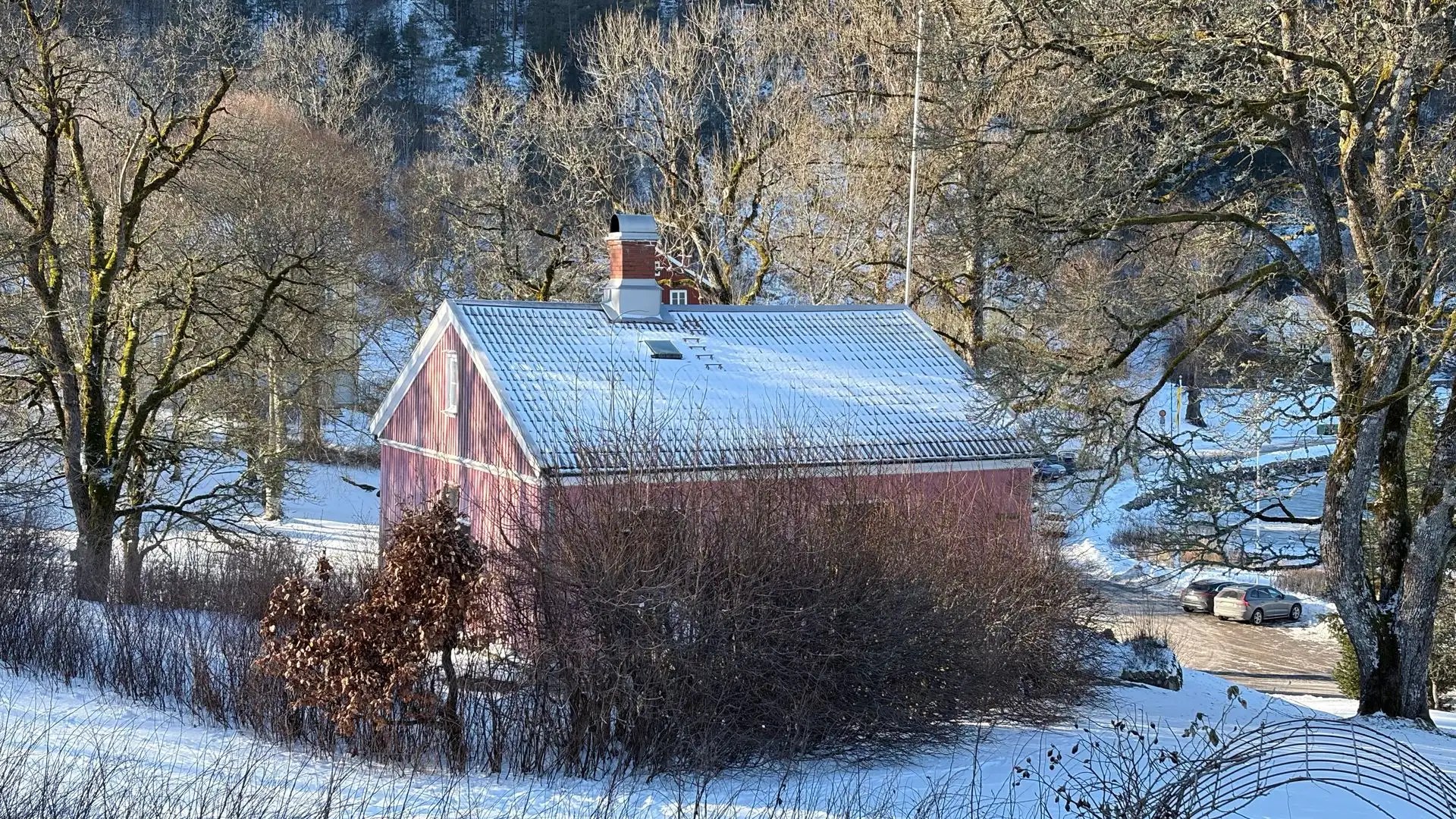 Tak med snö på vintern i Gustavsberg, Uddevalla